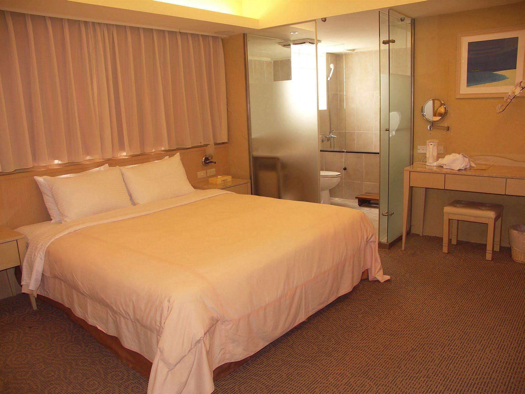 Blue Ocean Hotel Keelung Bagian luar foto